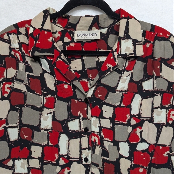 4/$80 Donnkenny Petites Red Beige Abstract Shoulder Pads Short Sleeve Button Up - Picture 2 of 7